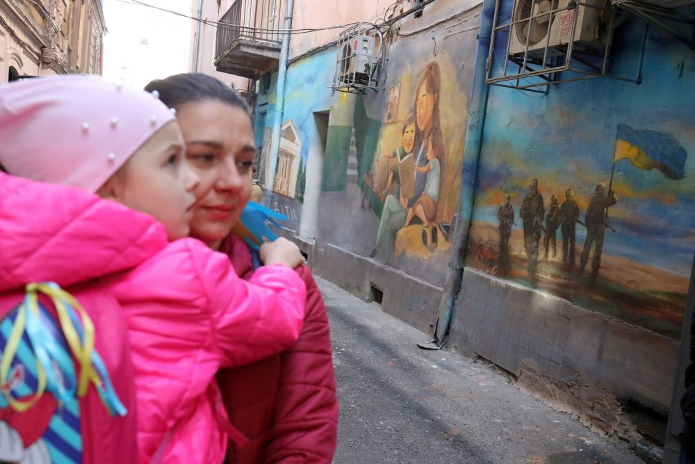 "Дорога додому": у Львові з'явився 30-метровий мурал про місто-герой Маріуполь (фото)